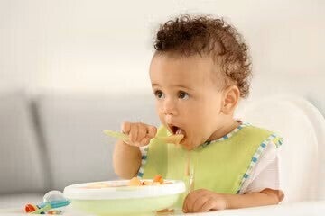 Bebe comiendo solo fruta en puré