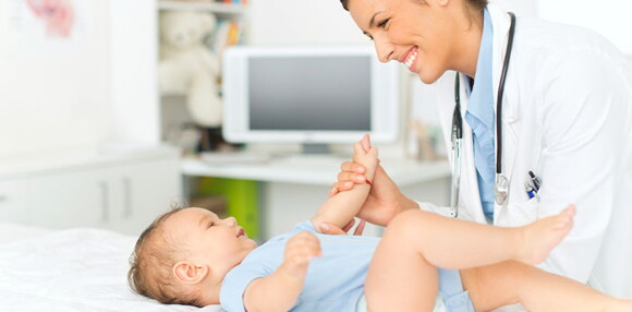 Cómo entender la curva de crecimiento y desarrollo Doctora revisando al bebé