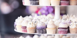 Cupcakes decorados para fiesta de revelación de género.