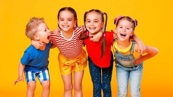 Niños abrazados sonriendo