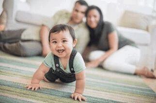 El gateo hace parte de su desarrollo bebé gateando sobre alfombra