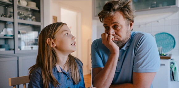 Diferentes estilos de crianza para educar a mi hijo. Papá escuchando a su hija.