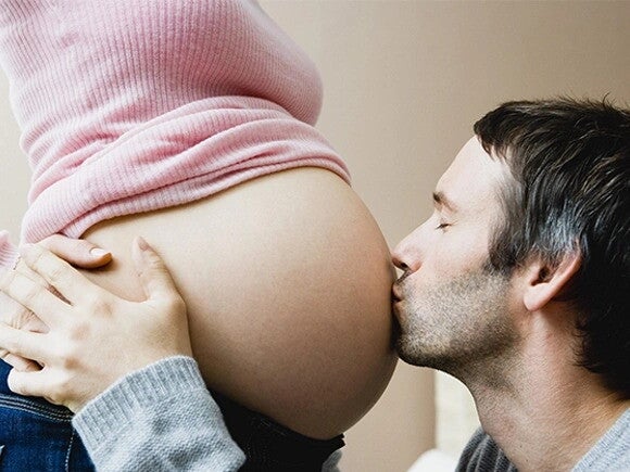 Presencia del padre en estudios prenatales hombre besando la panza de su esposa