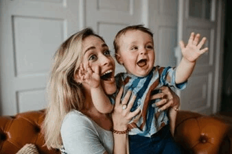 Estimula la comunicación con tu bebé mamá sosteniendo a su bebé