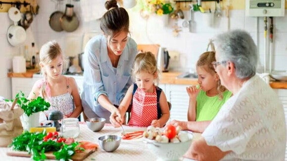 familia unida cocinando