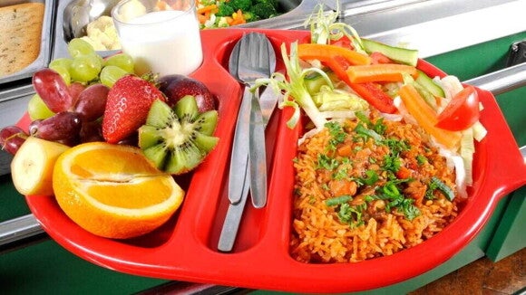Plato de almuerzo con frutas y verduras