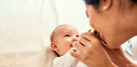 Conexión emocional con bebé de 3 meses Madre jugando con su bebé