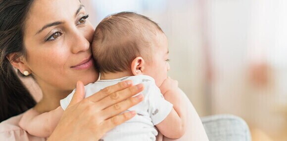 Como se desarrolla el bebé de 3 meses madre abrazando a su bebé