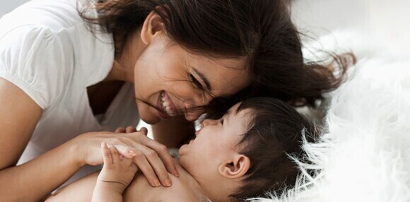 El entorno estimula el aprendizaje del bebé de 8 meses Madre riendo con su bebé
