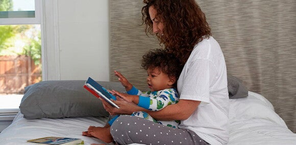 Conoce la importancia de leer cuentos cortos a tus hijos. Mamá leyendo cuentos cortos con su mamá