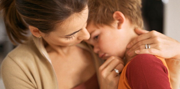 Importancia de los estilos de crianza para educar a mi hijo. Mamá consolando a su hijo que está triste.