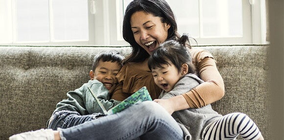 Conoce la importancia de leer fábulas cortas a tus hijos. Niños leyendo fábulas cortas con su mamá