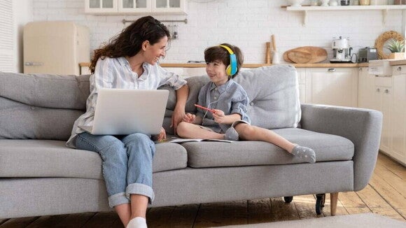 Influencia de la música en niños de 1 a 3 años Madre haciendo escuchar musica a su hijo sonriendole