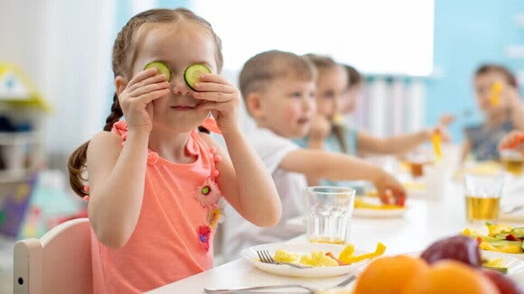 niña con pepino niña con pepino