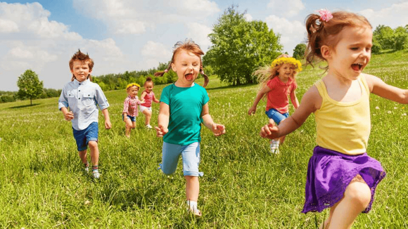 niños corriendo
