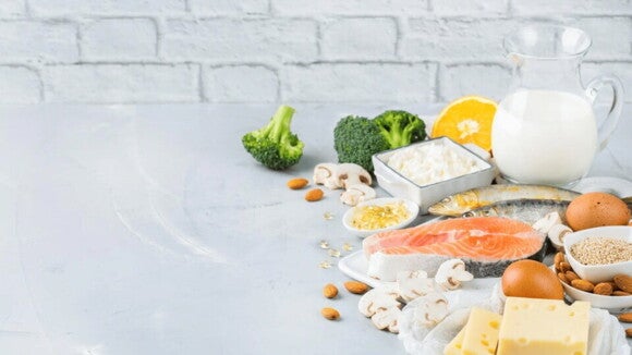 Alimentos con vitamina D sobre una mesa blanca