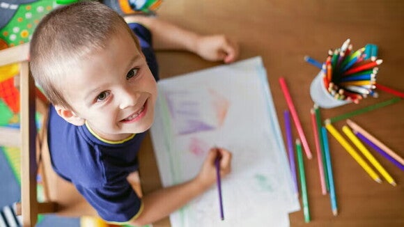 niño dinujando niño dinujando