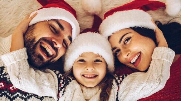 mamá e hija felices con sus gorros