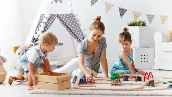 Juguetes para niños de 1 a 5 años que influyen en su desarrollo Una madre jugando con una pista