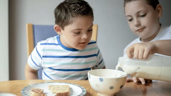 niño desayunando niño desayunando