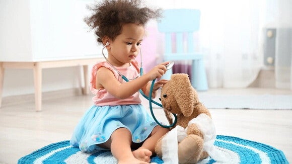 De tres a cinco años una niña juega a ser doctora