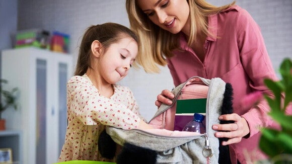 mama e hija empacando mama e hija empacando