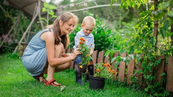 mamá enseña a su hijo a regar plantas mamá enseña a su hijo a regar plantas