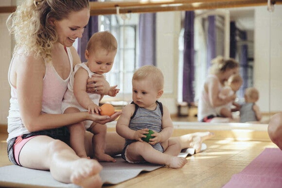 Todos los bebés tienen un proceso de crecimiento y desarrollo distinto y las mamás son fundamentales Bebé sentado al lado de su mamá