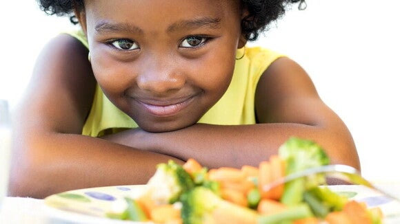platos saludables y equilibrados para tu hijo que le aporten a su normal crecimiento y desarrollo niña alegre al frente de un plato