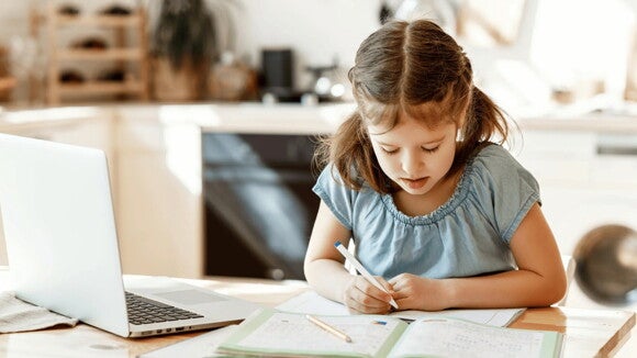 La música durante la alimentación niña haciendo tareas en casa