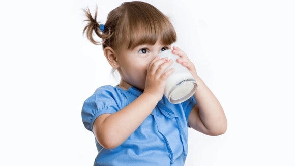 niña tomando leche