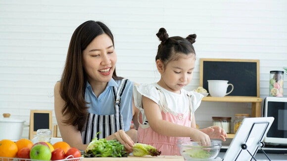 Madre y niña cocinando juntas