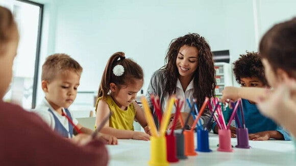 niñas juegan un juego de mesa niñas juegan un juego de mesa