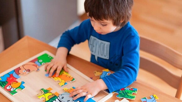 La alimentación es un aliado para el normal desarrollo cognitivo Niñon jugando al rompecabezas