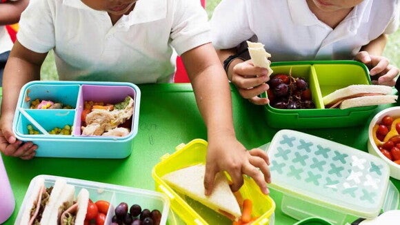 niños comiendo su lonchera
