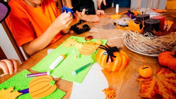 niños cortando con tijeras