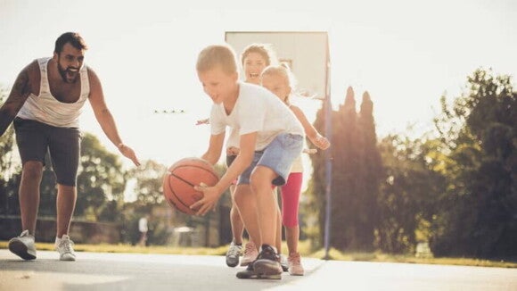 niños juegan basquetbol niños juegan basquetbol