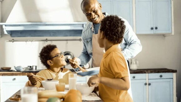 papa sirviendo el desayuno a sus hijos papa sirviendo el desayuno a sus hijos