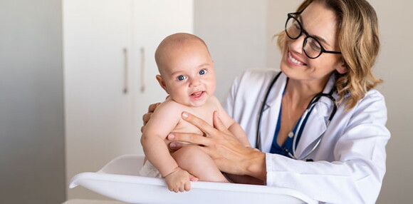 Conoce que es la curva de crecimiento y desarrollo Doctora revisando el crecimiento y desarrollo del bebé.
