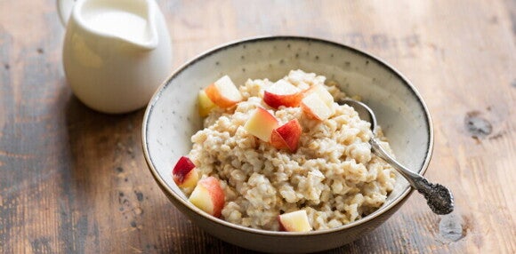 Un ejemplo de un plato de cereales integrales con avena integral y frutas Un ejemplo de un plato de cereales integrales con avena integral y frutas