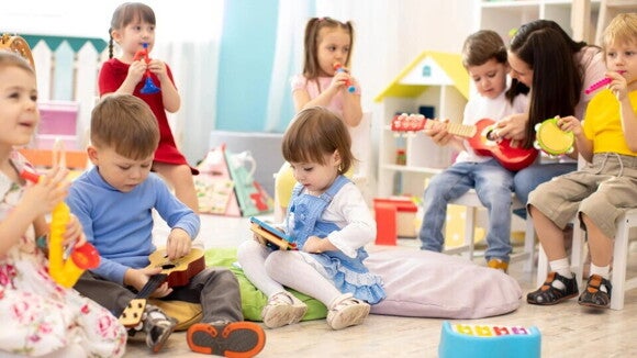 Influencia de la música en niños de 1 a 3 años profesora de jardin ensenando_ usica a niños.