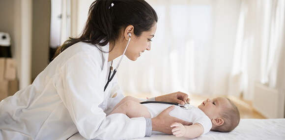 Importancia de los 1000 días del bebé en la tabla de crecimiento. Doctora revisando los signos vitales del bebé.