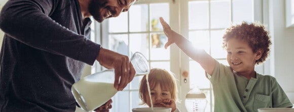 papá sirviendo leche para el desayuno papá sirviendo leche para el desayuno