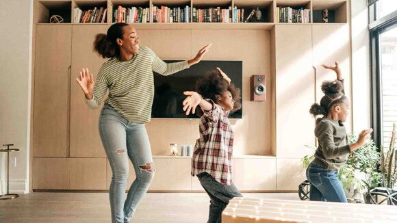 Una familia bailando, haciendo una actividad de arte para niños Una familia bailando, haciendo una actividad de arte para niños