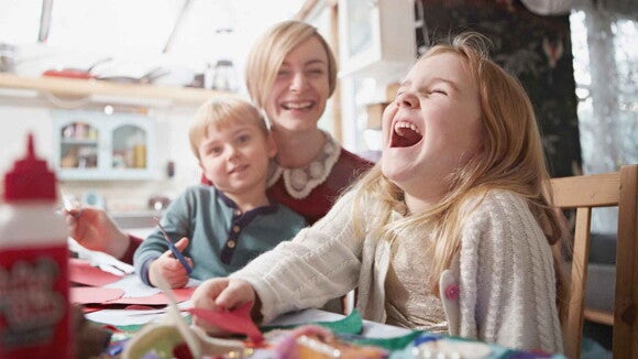 Una madre acompañando a sus hijos a hacer actividades de arte para niños Una madre acompañando a sus hijos a hacer actividades de arte para niños