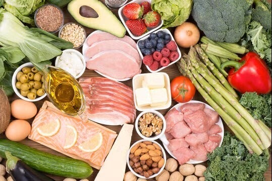 Variedad de alimentos que contienen nutrientes