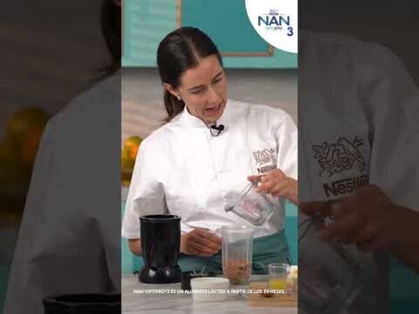 Preparación Mousse de chocolate con fresas y NAN® OPTIPRO® 3