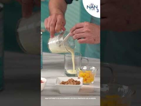 Preparación Parfait de frutas, cereal y NAN® OPTIPRO® 3